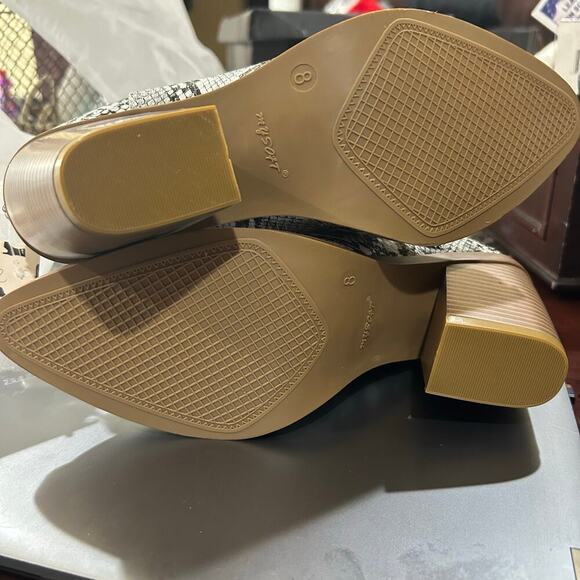 Mysoft Boots Womens 8 Black White Slip on‎ Cutout Mid Heel Booties Western NEW - Picture 8 of 9